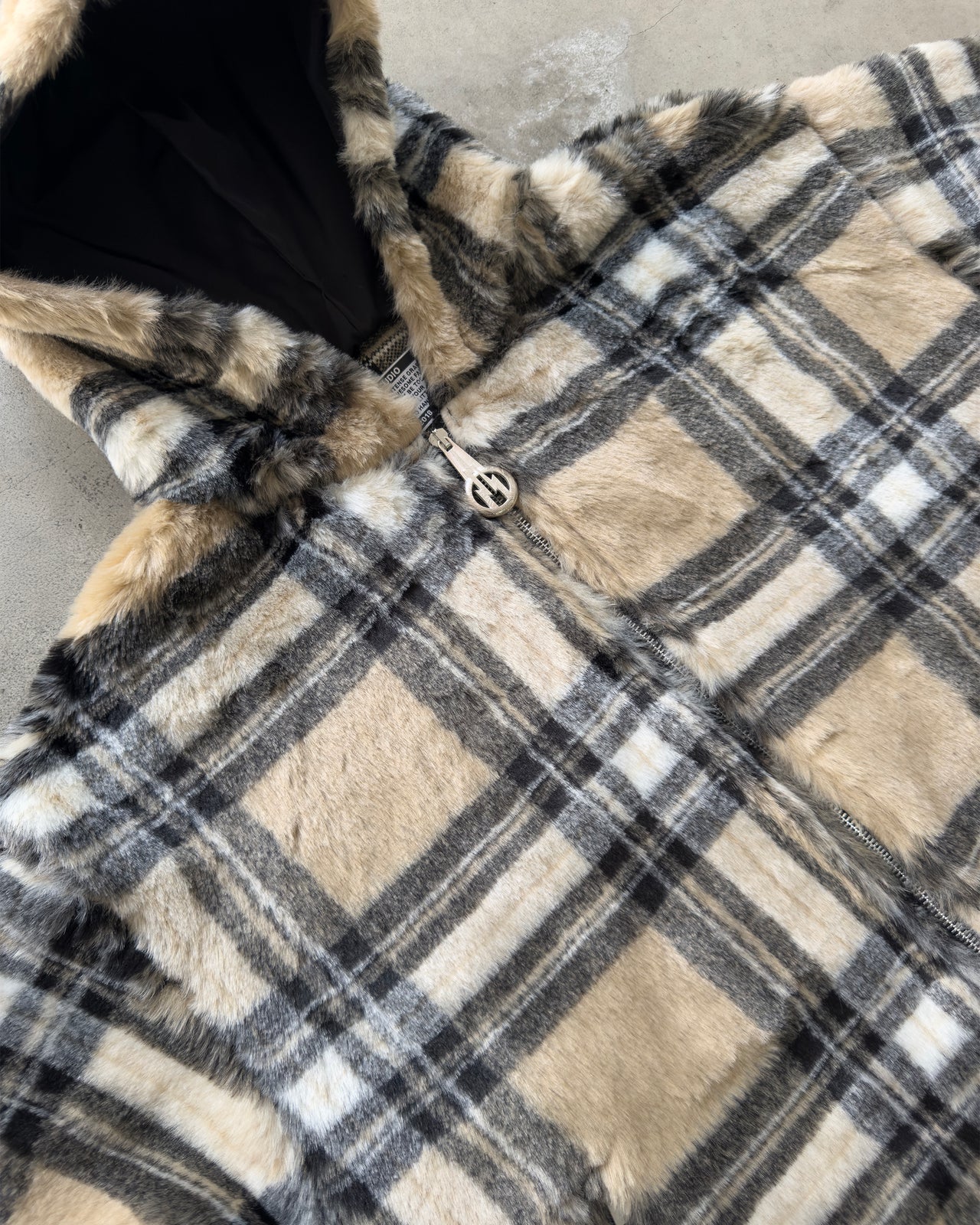 CREAM FUR ZIPPER